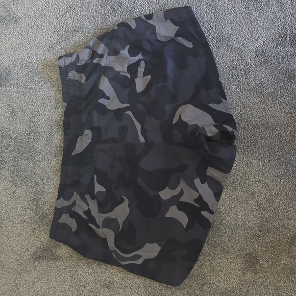 Athleta black camo shorts xl - Picture 2 of 4